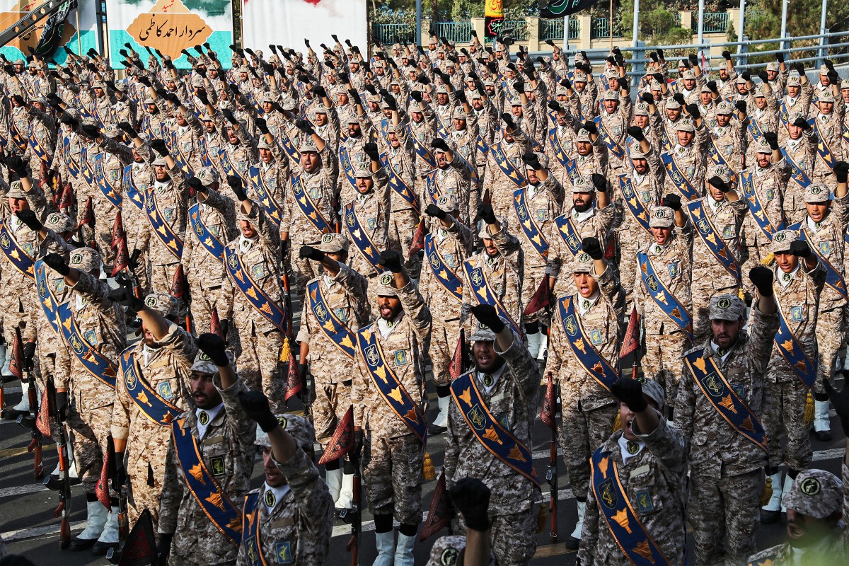 Miembros del Cuerpo de la Guardia Revolucionaria Islámica (CGRI) de Irán haciendo el saludo militar durante un desfile militar en Teherán.