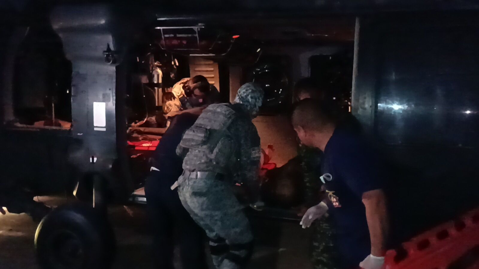 Momentos de la evacuación de los heridos.