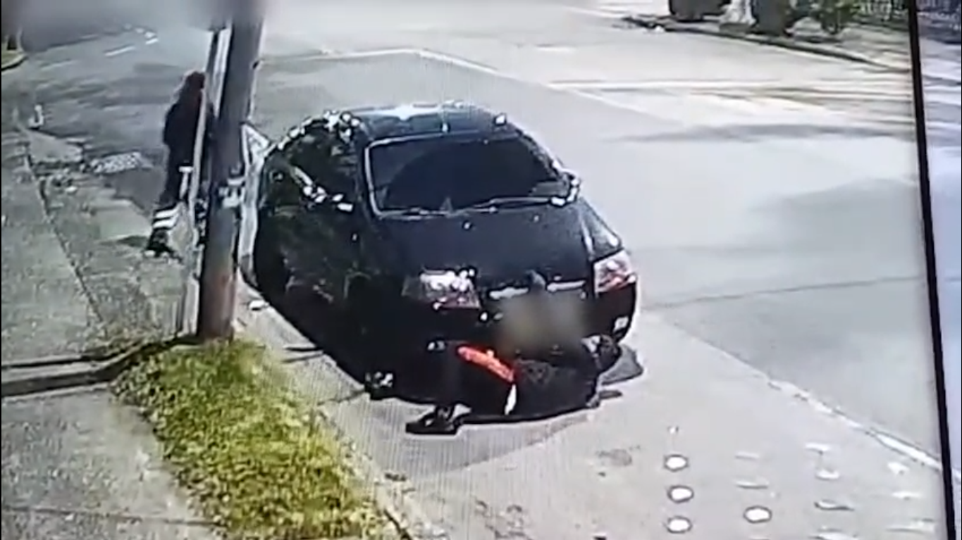Tres hombres fueron capturados en flagrancia cuando intentaban robar el ordenador de un carro.