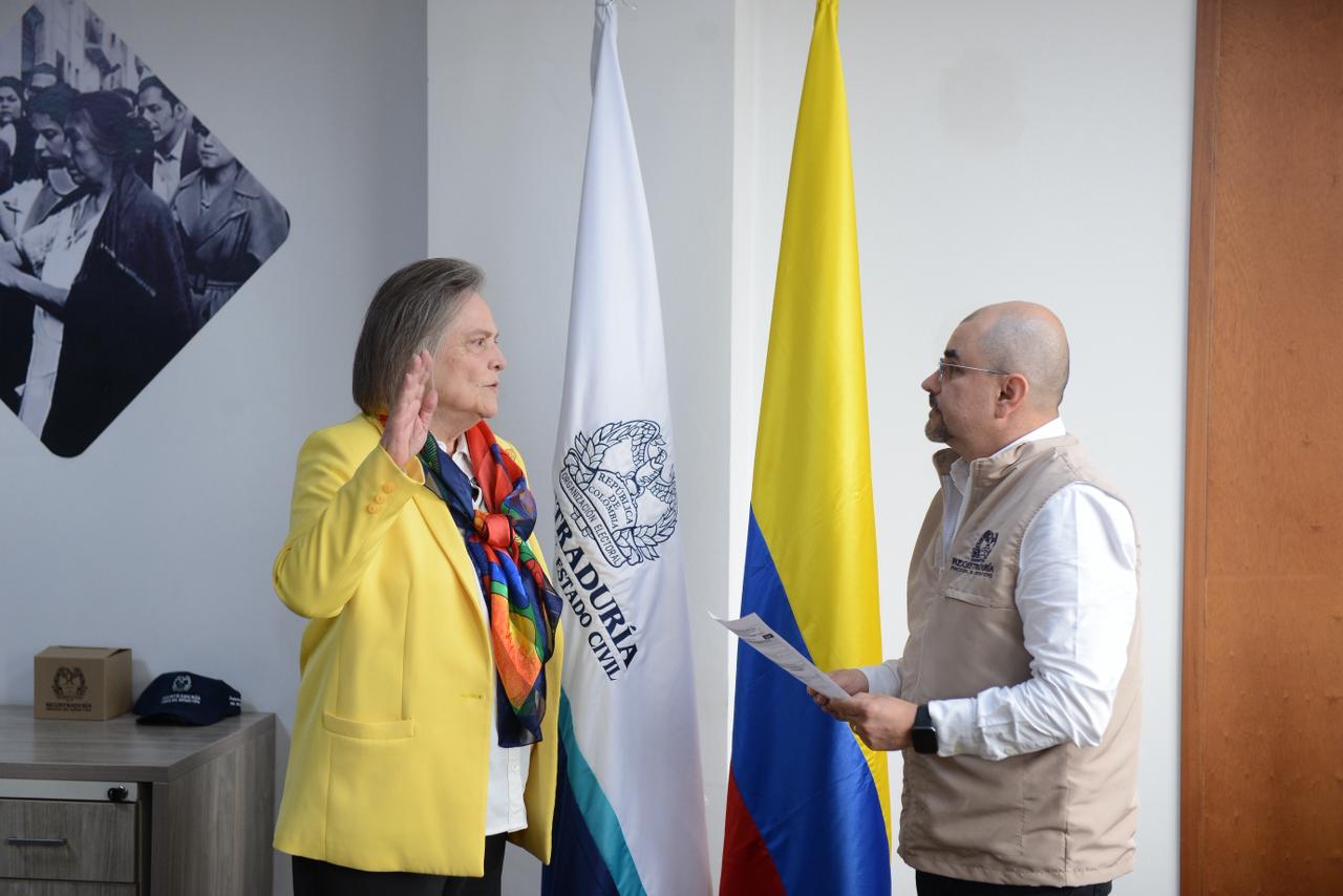 La senadora Clara López en la Registraduría.