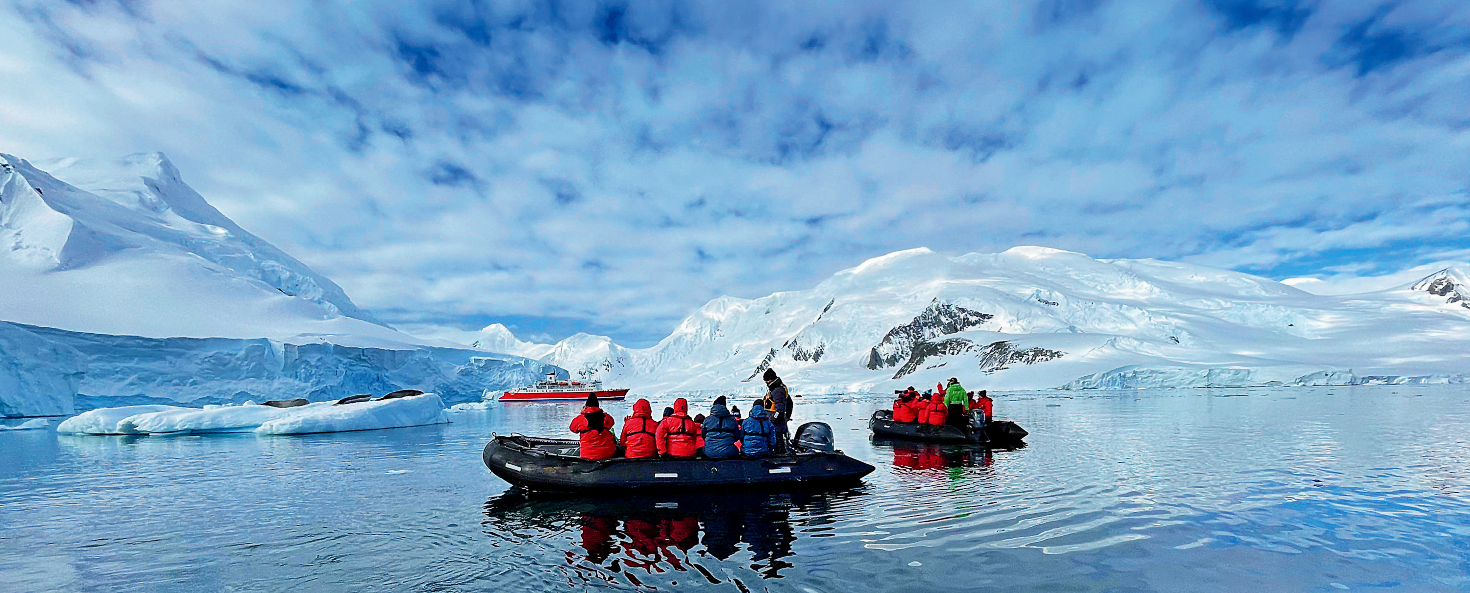 Es posible hacer una navegación inolvidable por los estrechos de Gullet, Gerlache y Lemaire.