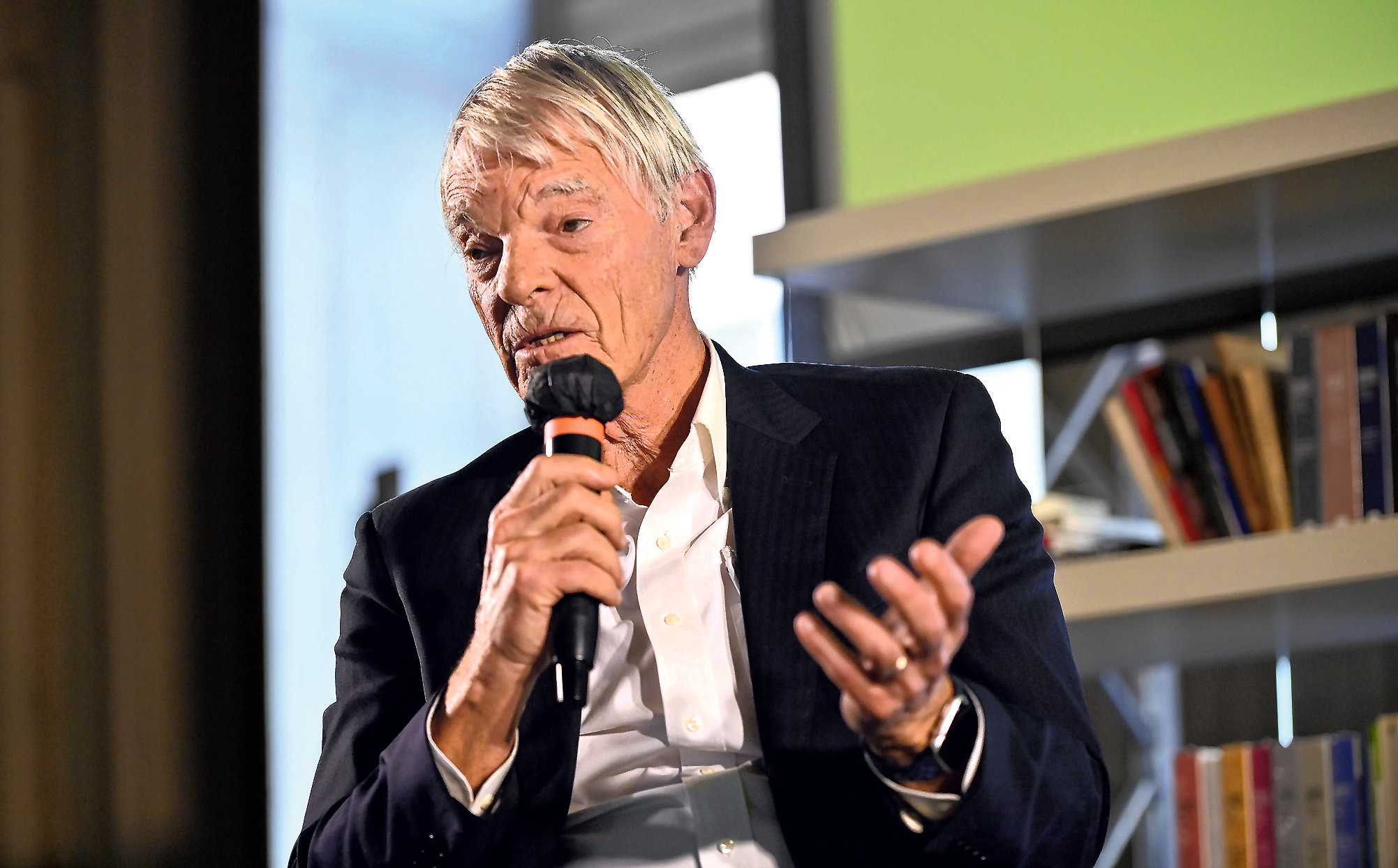 Michael Spence describe las nuevas condiciones de la economía global e insta a los gobiernos a aprovechar el potencial de la IA.
