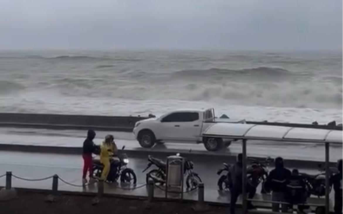 Fuerte oleaje frente a la Avenida Santander y las Murallas de Cartagena