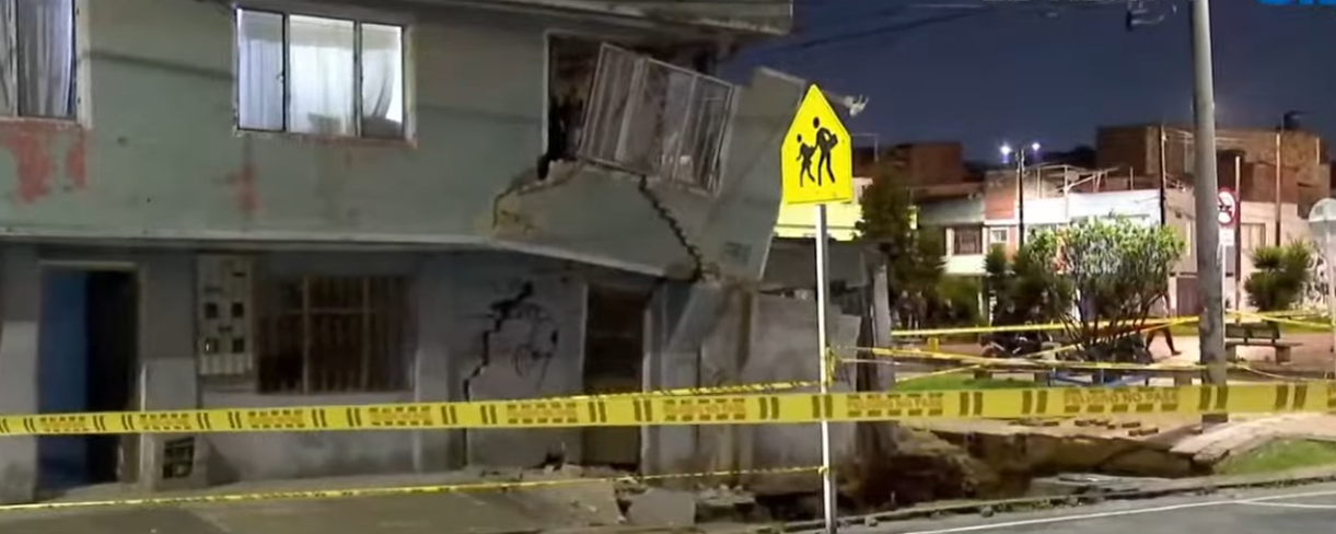 Casa quedó en el aire tras abrirse hueco en el sur de Bogotá