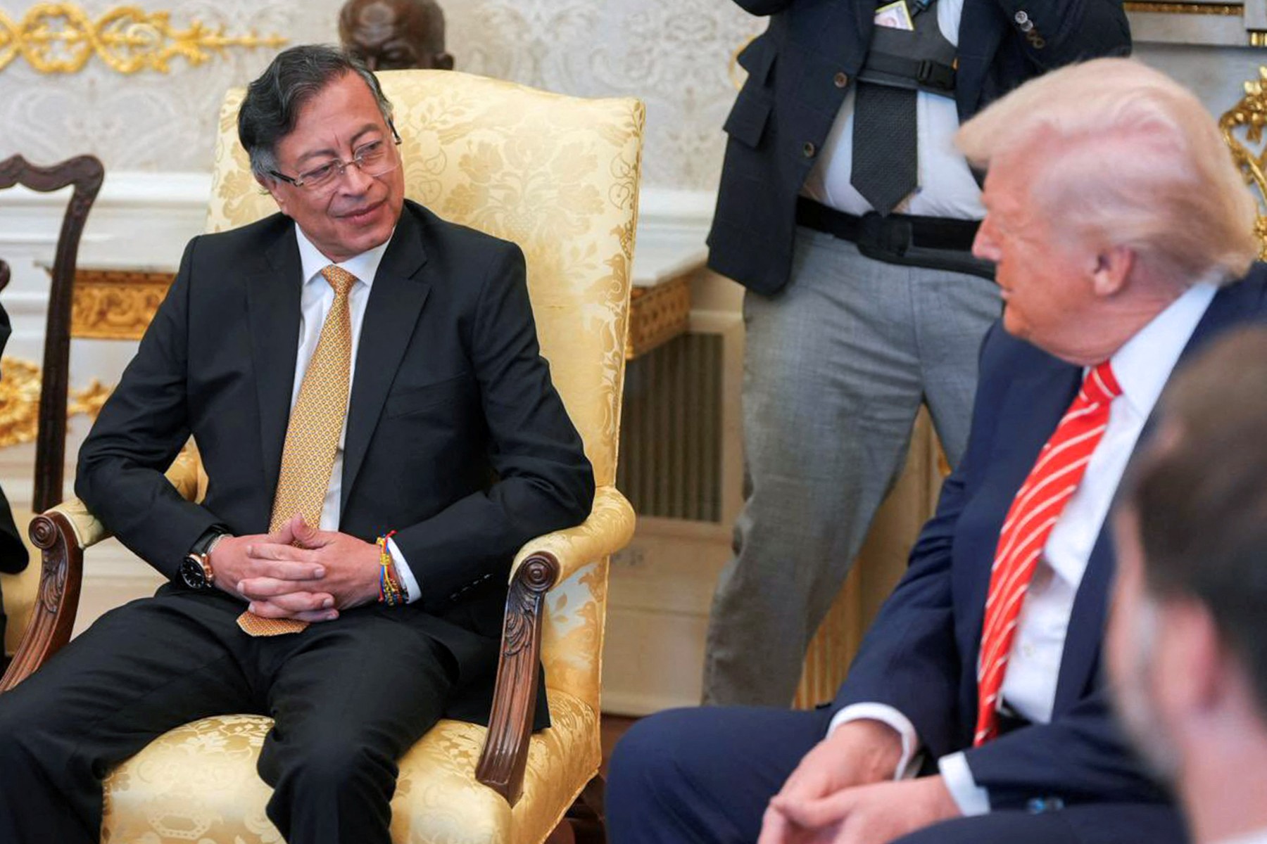 Imagen difundida por la oficina de prensa de la Presidencia colombiana que muestra al presidente colombiano Gustavo Petro (izq.) y su homólogo, el presidente estadounidense Donald Trump, reunidos en la Casa Blanca en Washington el 3 de febrero de 2026.