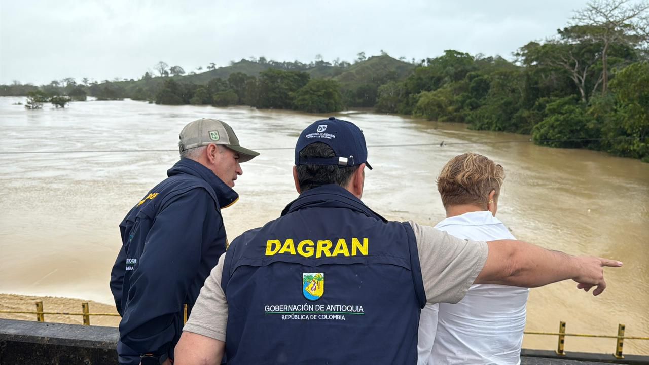 El puente colapsó por un creciente del río Mulatos, en Necoclí.