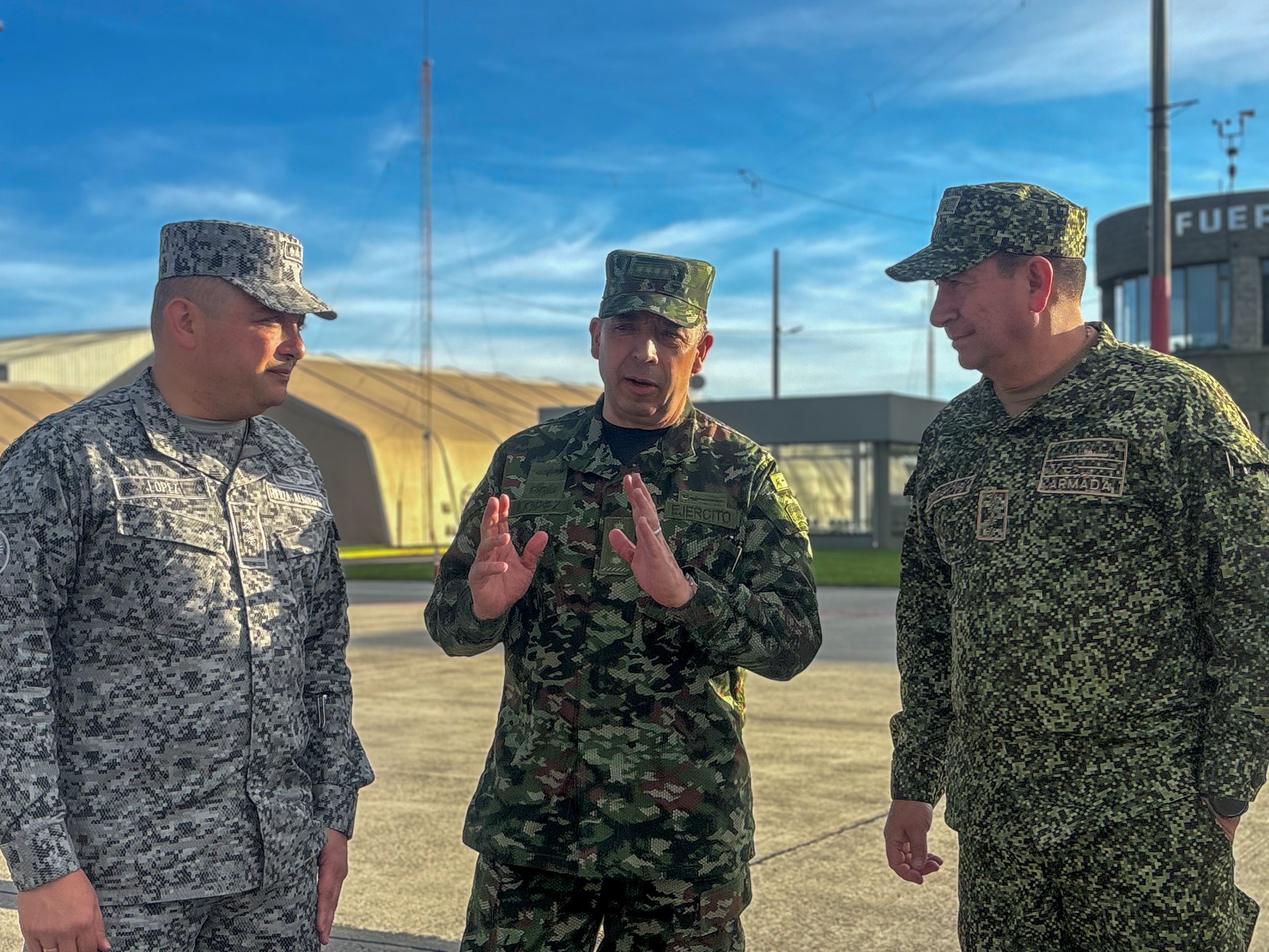 Al centro, el comandante de las FF. MM. general Hugo López.