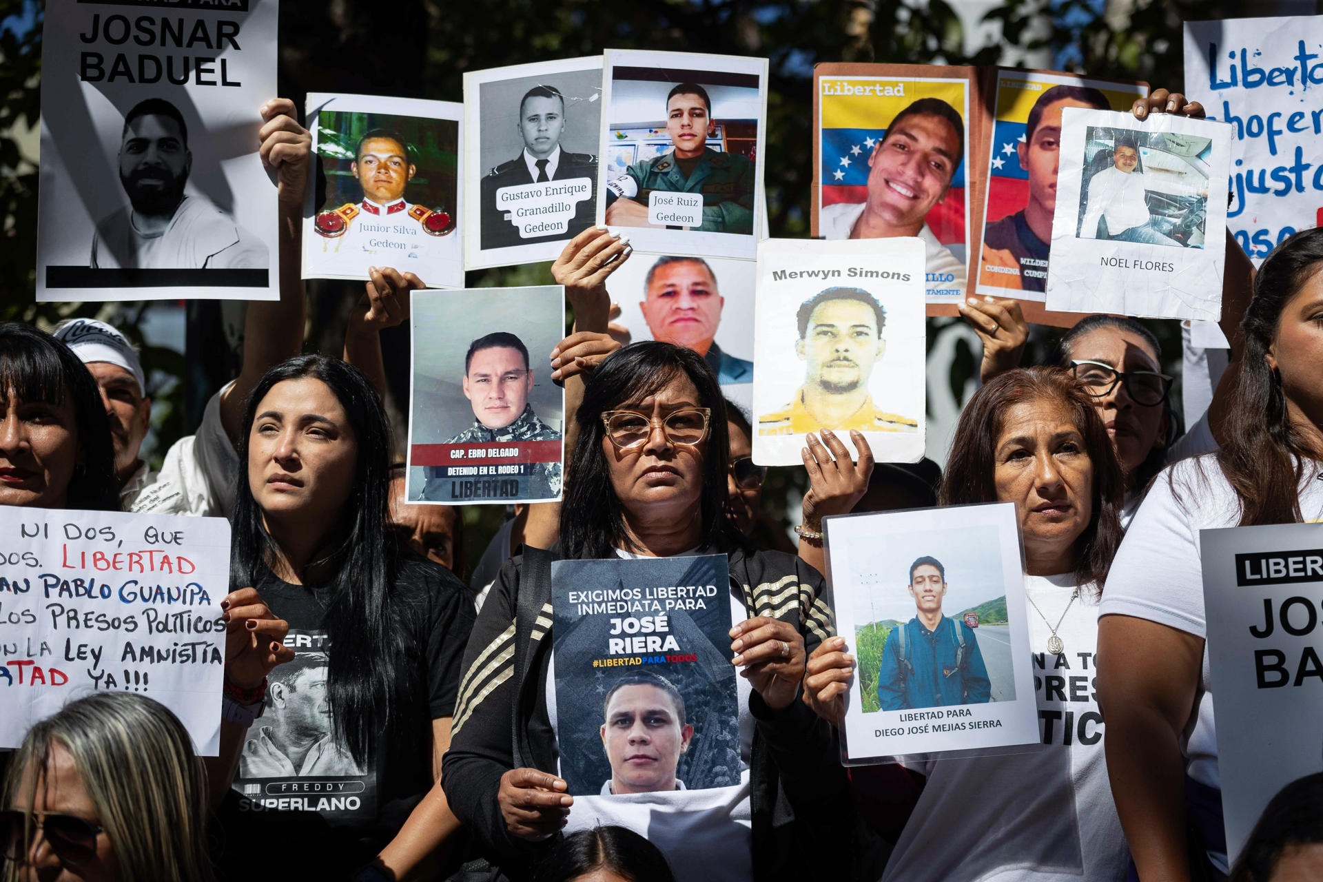 Familiares de presos políticos participan en una protesta frente al Palacio de Justicia, en Caracas (Venezuela).