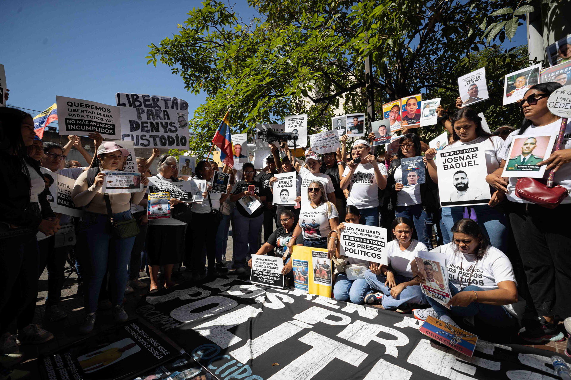 Familiares de presos políticos participan en una protesta frente al Palacio de Justicia, en Caracas (Venezuela).