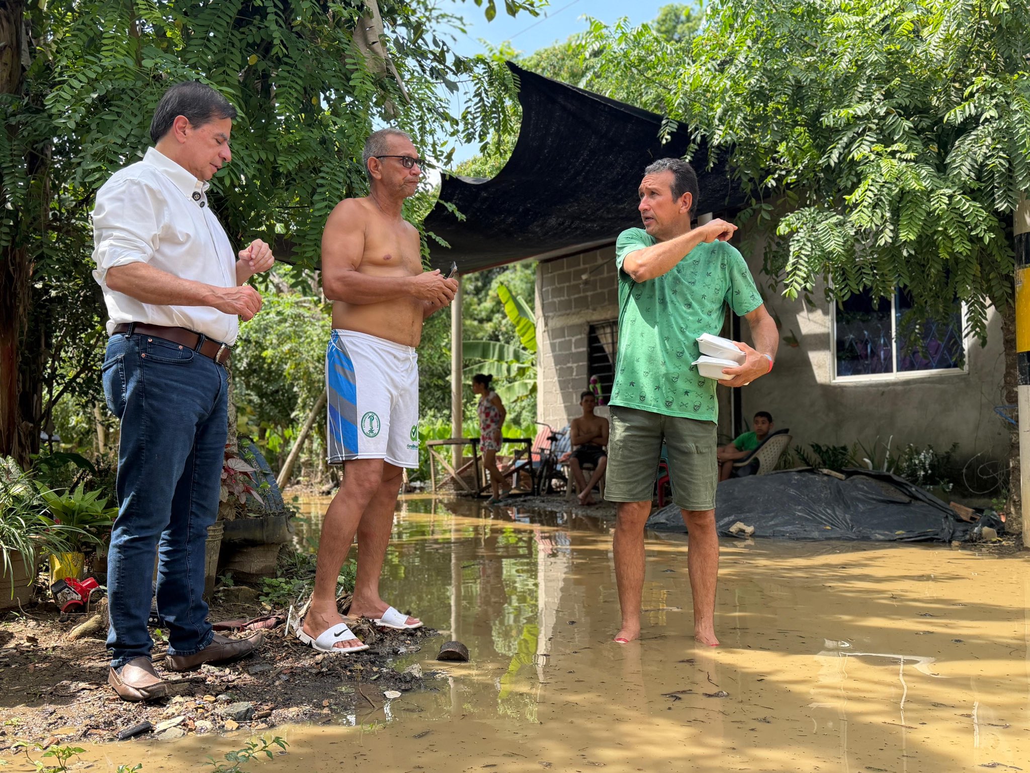 Juan Fernando Cristo con damnificados en Montería.