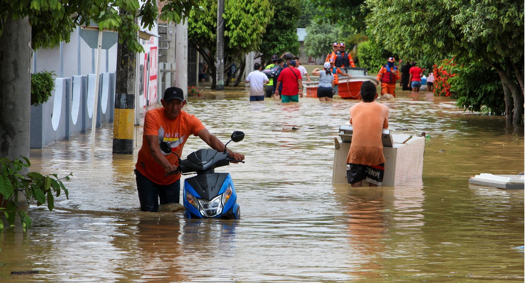 Las aguas del río Sinú invadieron viviendas y calles en varios municipios de Córdoba.