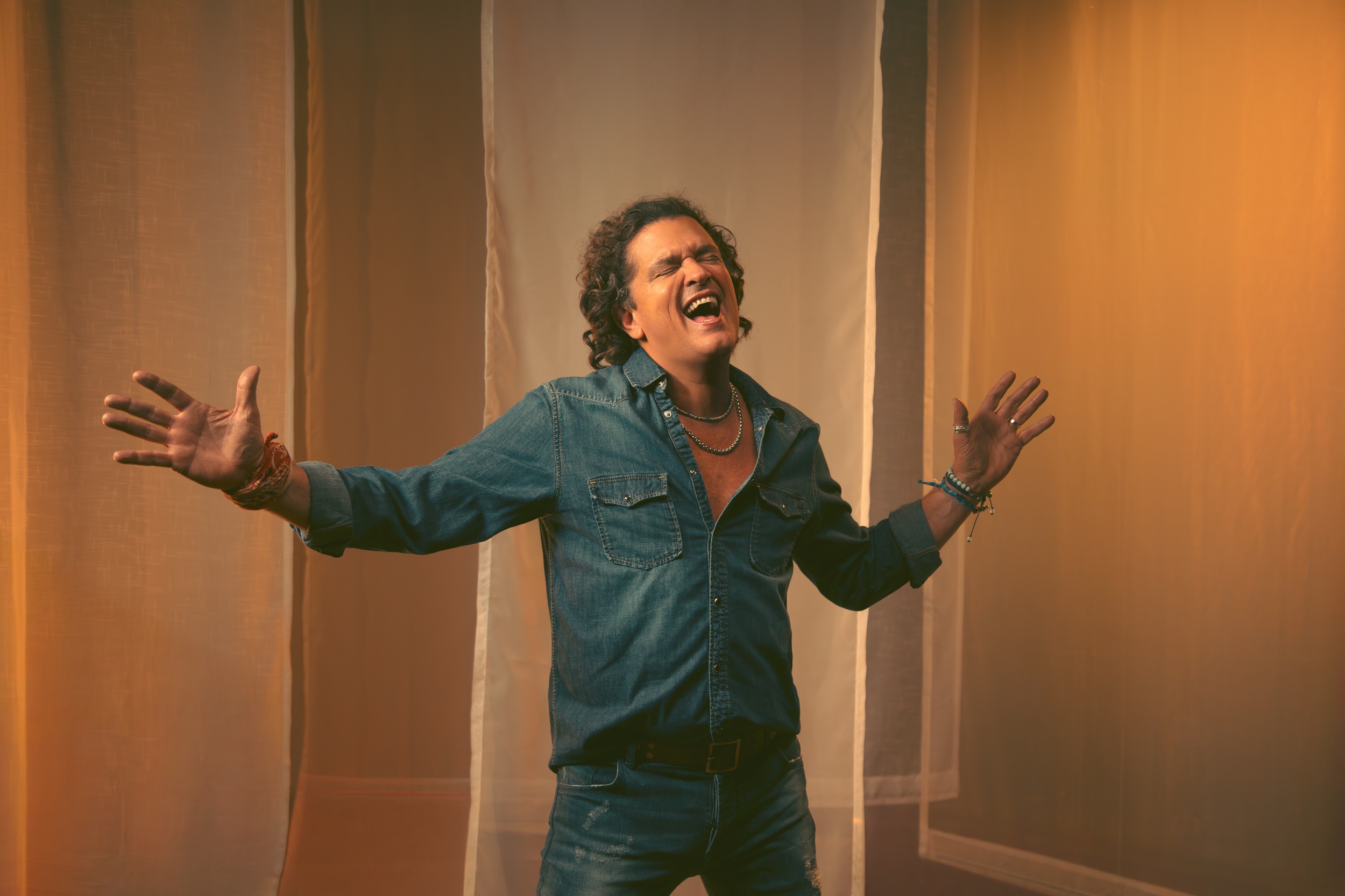 El artista colombiano Carlos Vives presenta 'Te dedico', primer lanzamiento de su nuevo álbum de 2026.