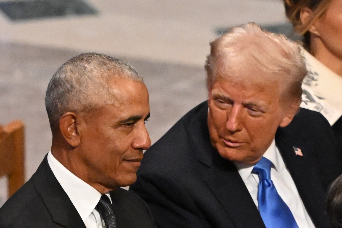 Donald Trump habla con el expresidente Barack Obama durante el funeral de Jimmy Carter.