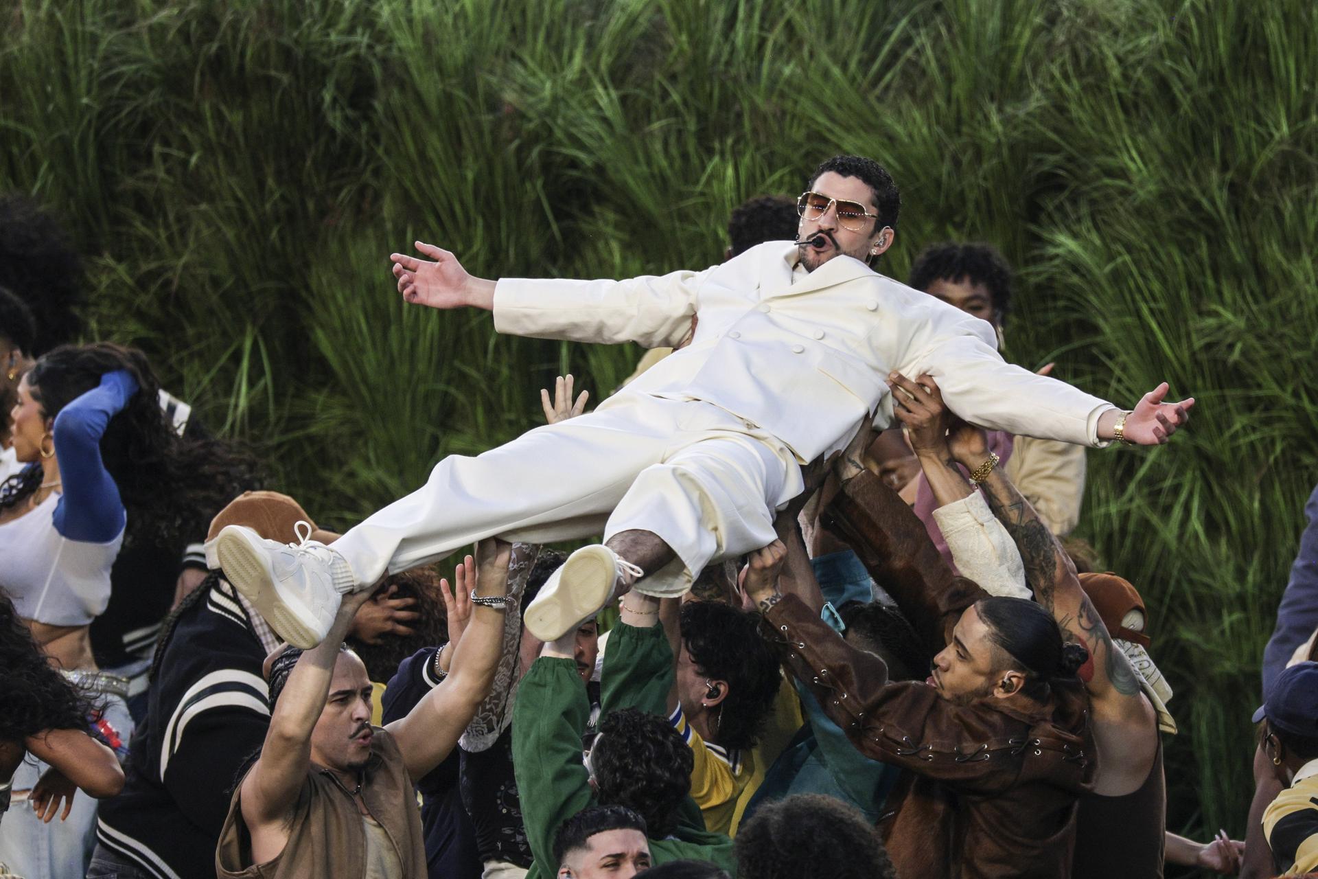 ¿Quién es Lincoln Fox, el niño que salió con Bad Bunny en el Super Bowl 2026?