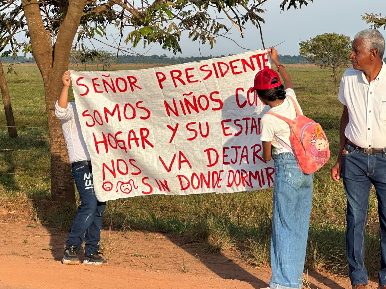 Habitantes del centro poblado La Cristalina, en Puerto Gaitán (Meta), protestan tras conocer la sentencia de restitución de tierras que ordena desalojos y pone en riesgo a cientos de familias.