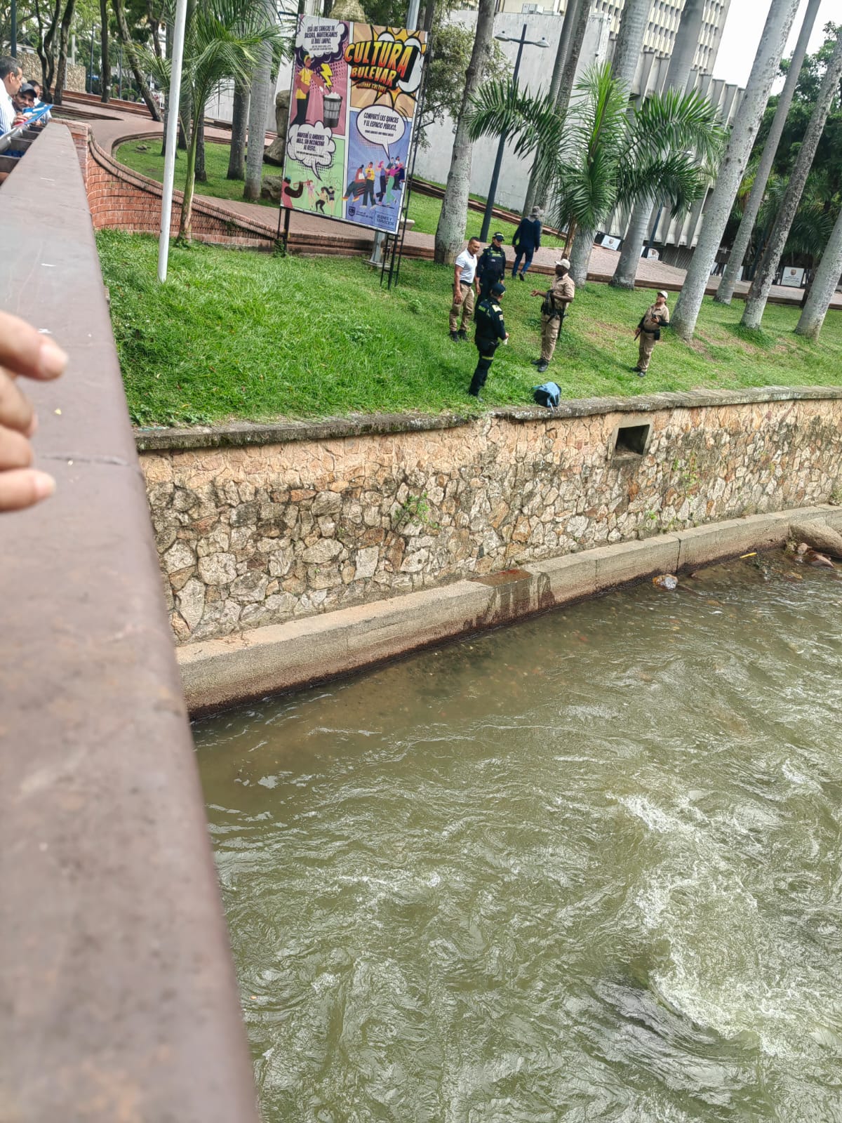 Las autoridades verifican el contenido de una bolsa en la ribera del río Cali.