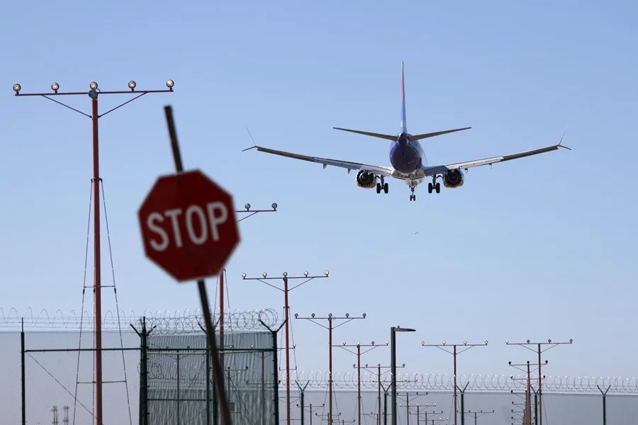 Fotografía de archivo de un avión que se dispone a aterrizar en un aeropuerto de Estados Unidos.