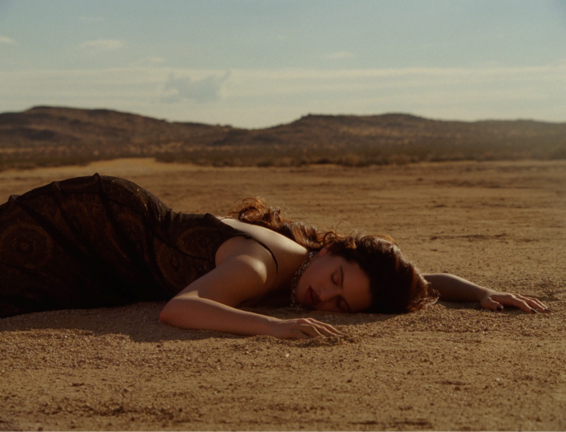 La cantante española Rosalía en el videoclip de su canción 'Sauvignon Blanc'.