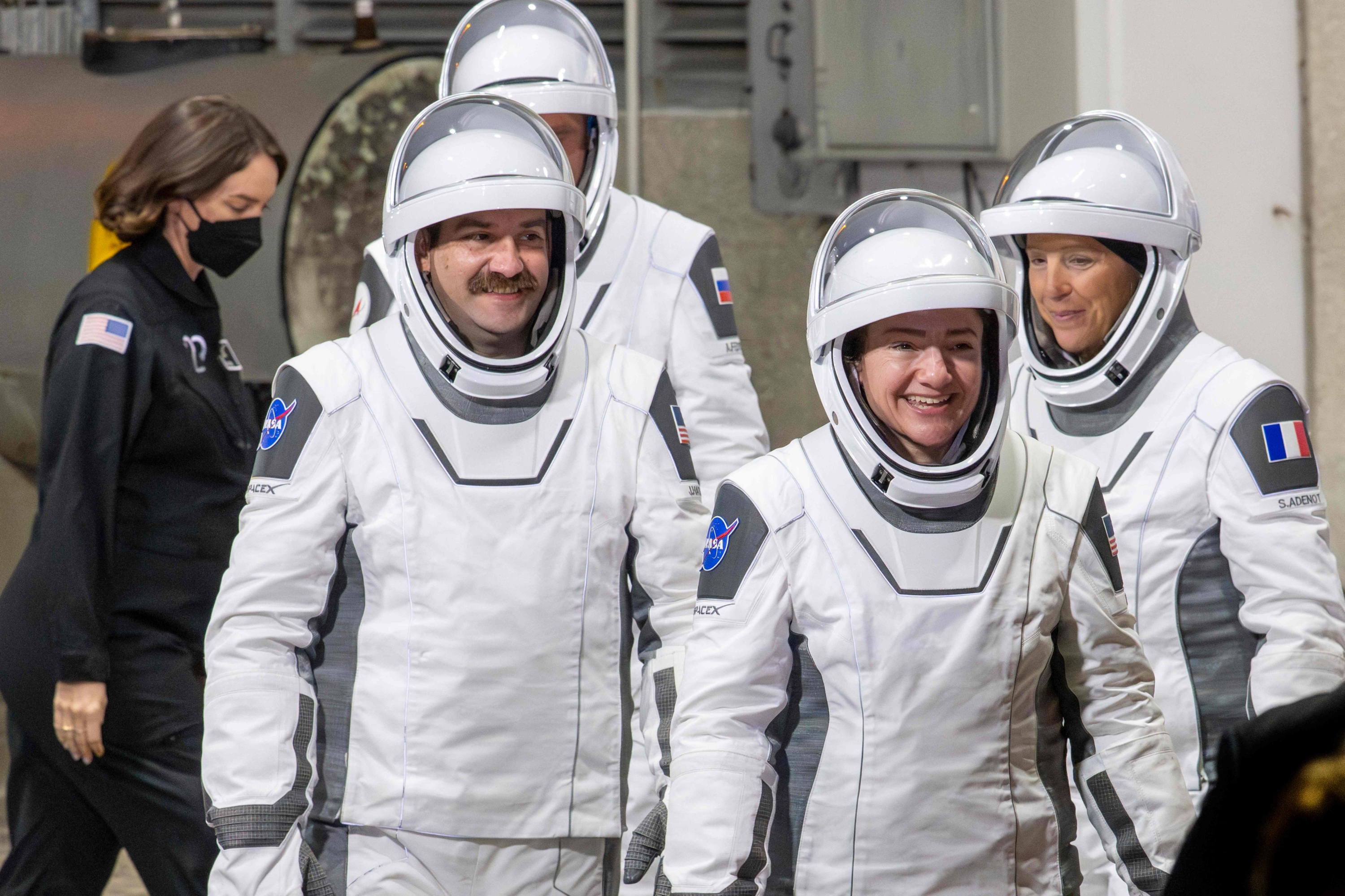 Astronautas caminan hacia el cohete Falcon 9 de SpaceX, junto a la cápsula Dragon, en el Complejo de Lanzamiento 40 de Cabo Cañaveral, Florida