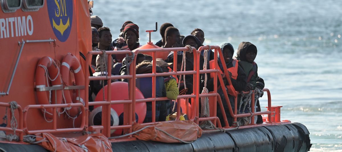 Inmigrantes africanos llegando a Europa. Italia endurece medidas.