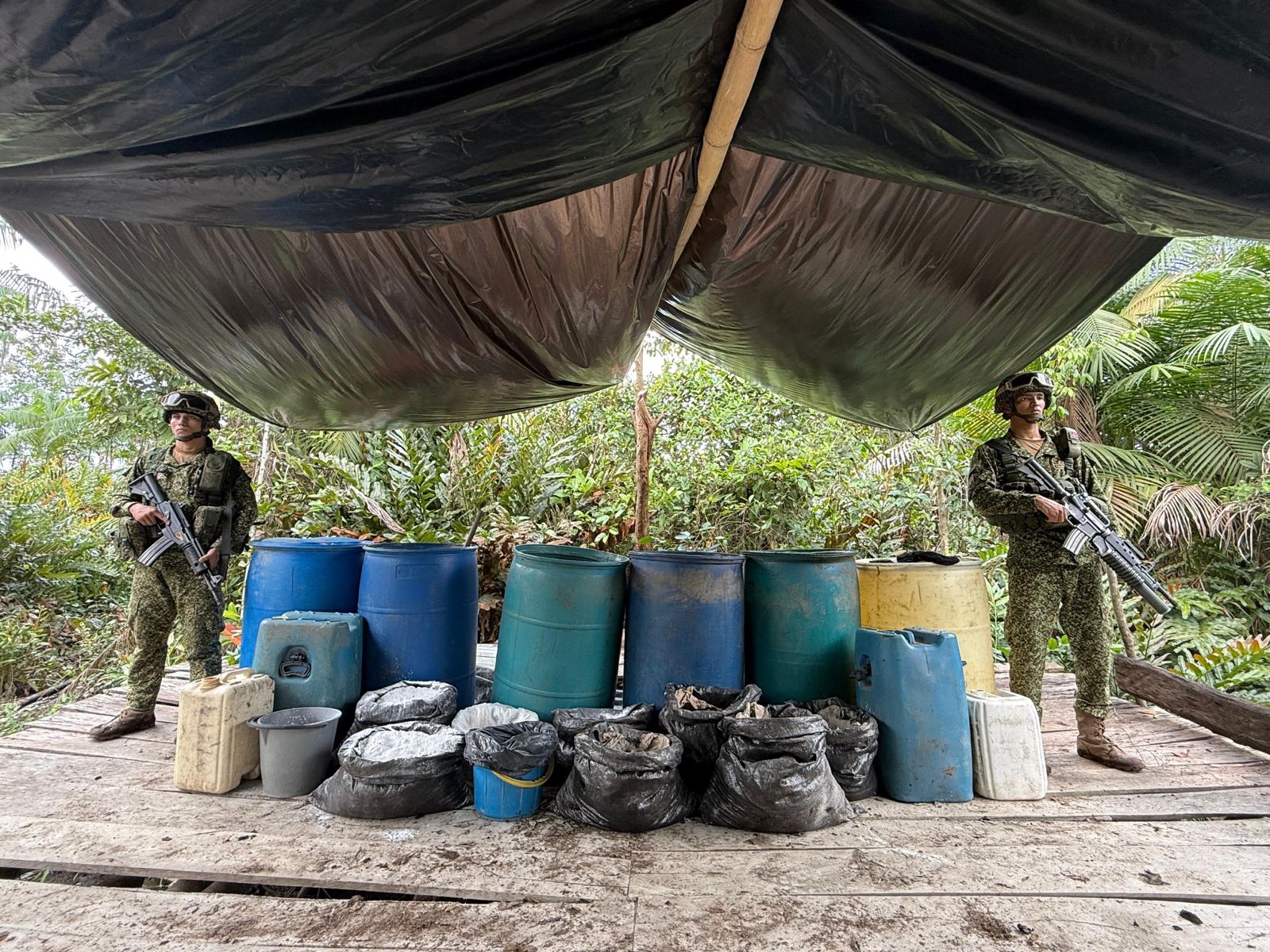 Operativo contra 37 laboratorios de coca en Tumaco, Nariño.