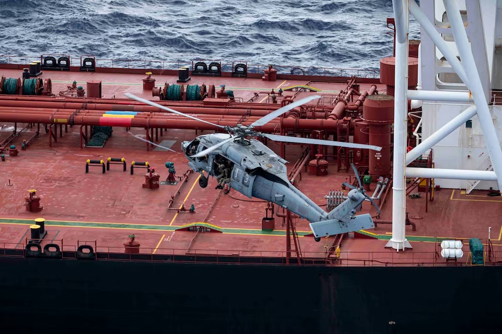 Fuerzas estadounidenses abordan el Veronica III en el océano Índico.
