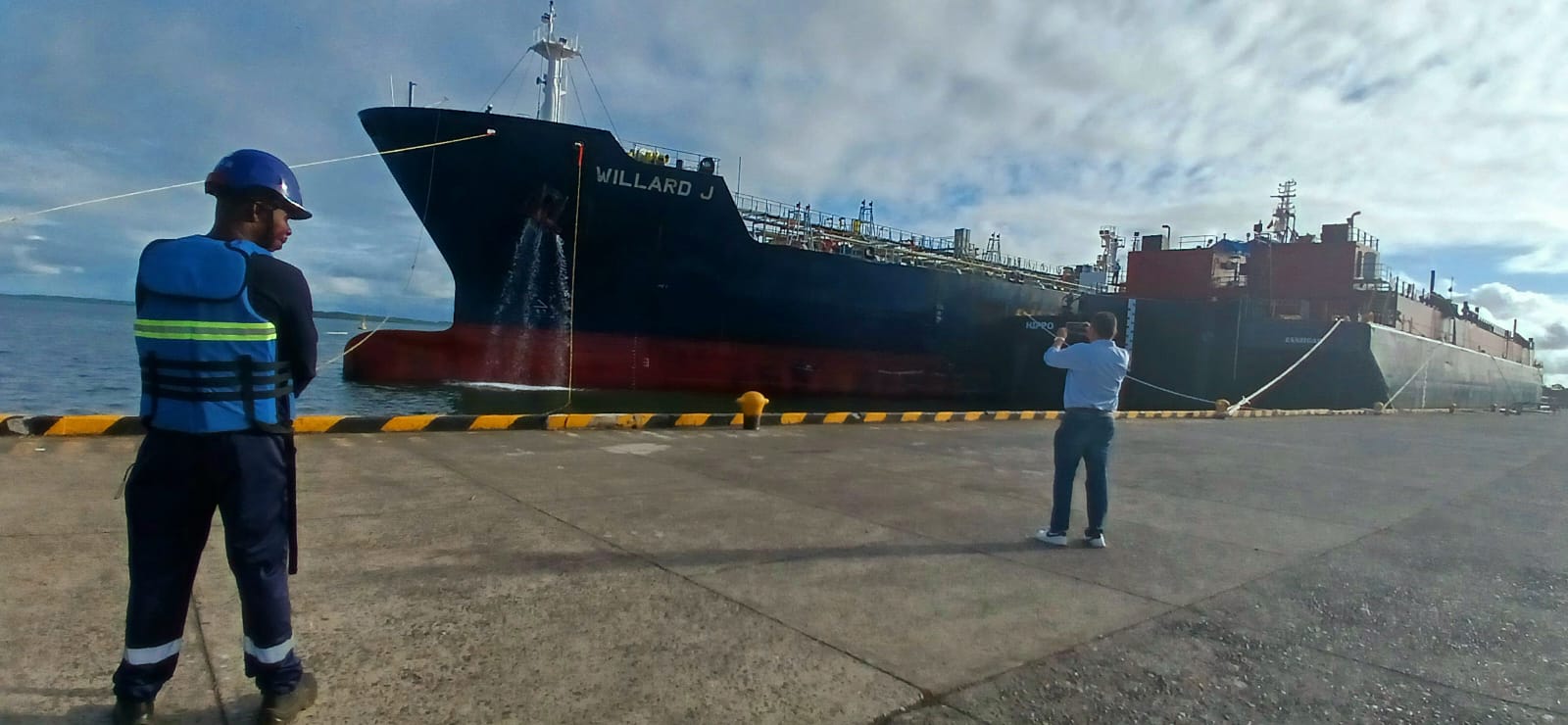 Llegada del buque Willard J a Tumaco, el más grande en este puerto del Pacífico.