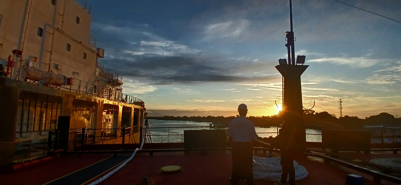 Llegada del buque Willard a Tumaco, el más grande que ha atracado en el puerto del Pacífico.