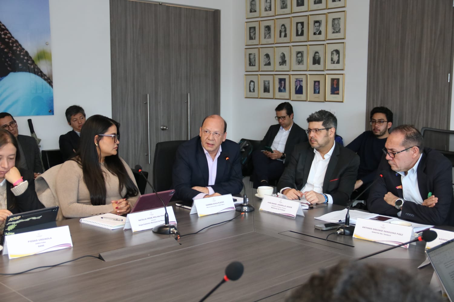 Empresarios, sindicatos y Gobierno se reúnen para hablar del salario mínimo.