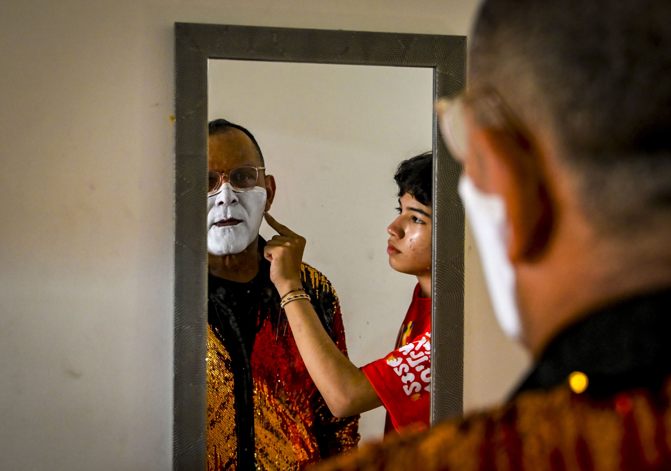 Dentro del Congo Grande, más de 60 danzantes sostienen turbantes, machetes y llevan consigo 150 años de memoria en el marco de una tradición que se baila con el cuerpo y el legado familiar.