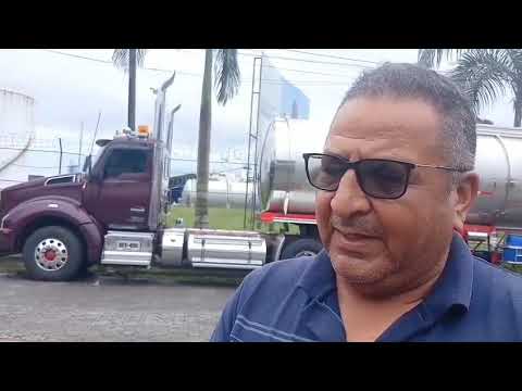 Transportadores como Julio Caicedo llegan a Tumaco, buscando combustible traído por mar.
