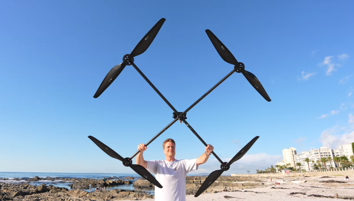 Luke Maximo Bell diseñó un dron capaz de volar 3 horas, 31 minutos y 6 segundos