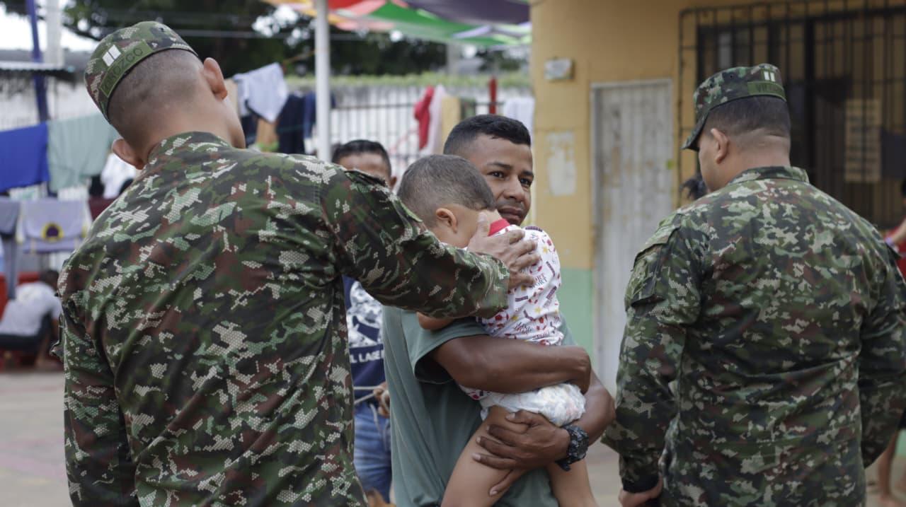 Ejército entrega ayuda humanitaria a damnificados por ola invernal en Córdoba.