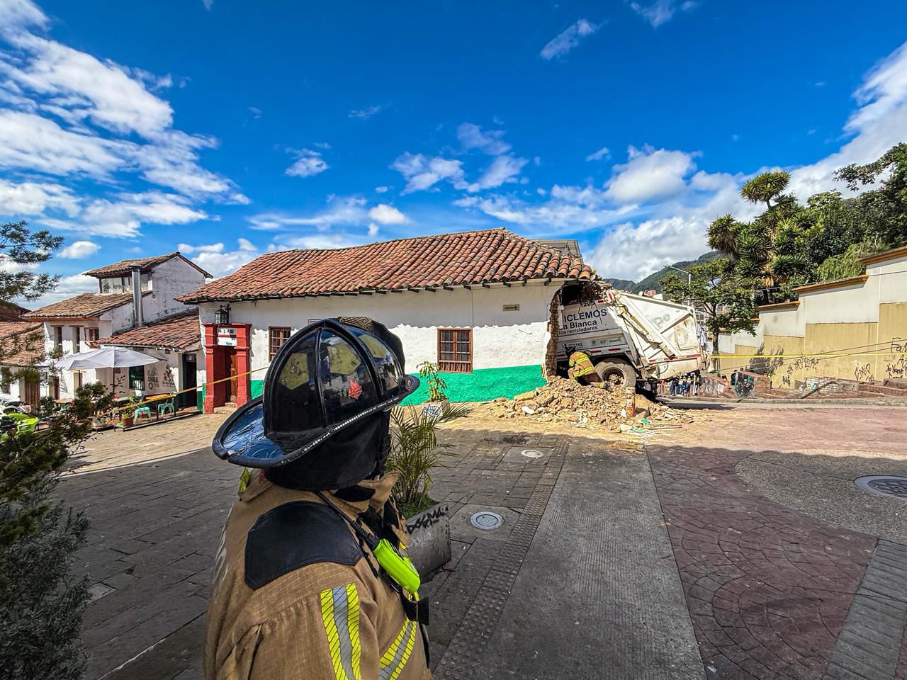 Así quedó la vivienda contra la que se chocó un camión de basura en el centro de Bogotá.