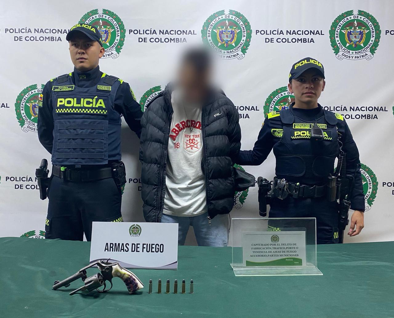 Hombre intentó escapar y fue capturado mientras transportaba un arma de fuego en Bosa.