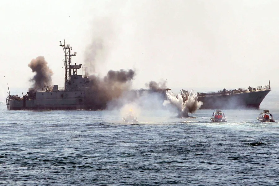 Unas patrulleras y un buque iraní participan en unas maniobras navales en las aguas del Golfo Pérsico, en el sur de Irán, en una imagen de archivo.