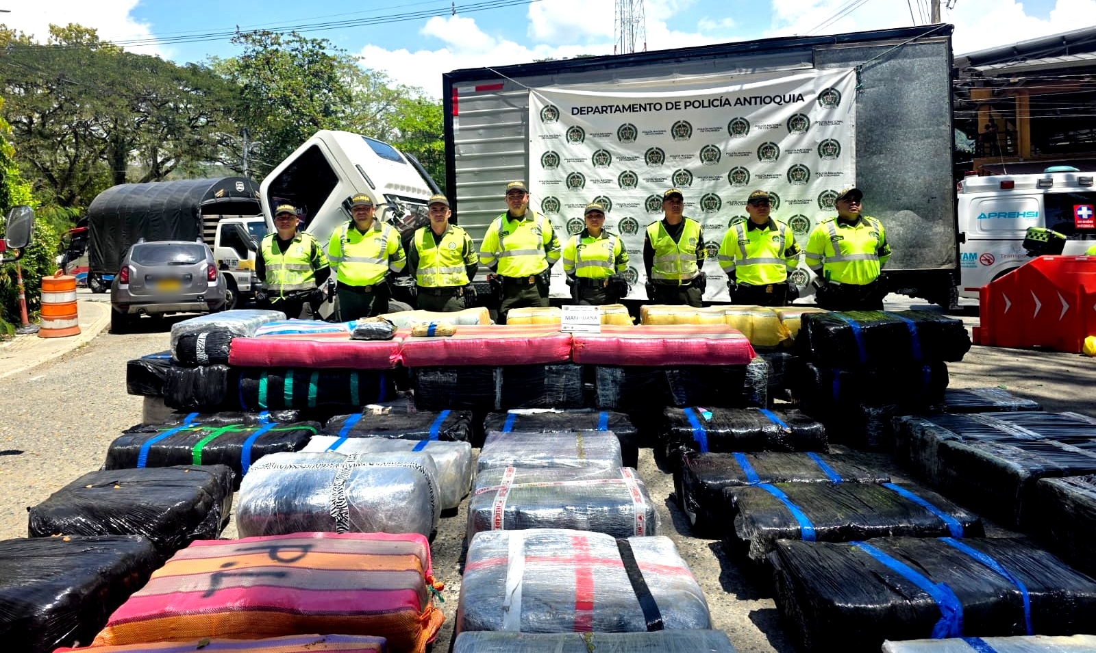 La Policía de Tránsito de Antioquia incautó 5,2 toneladas de marihuana en un camión en la vía de La Pintada.