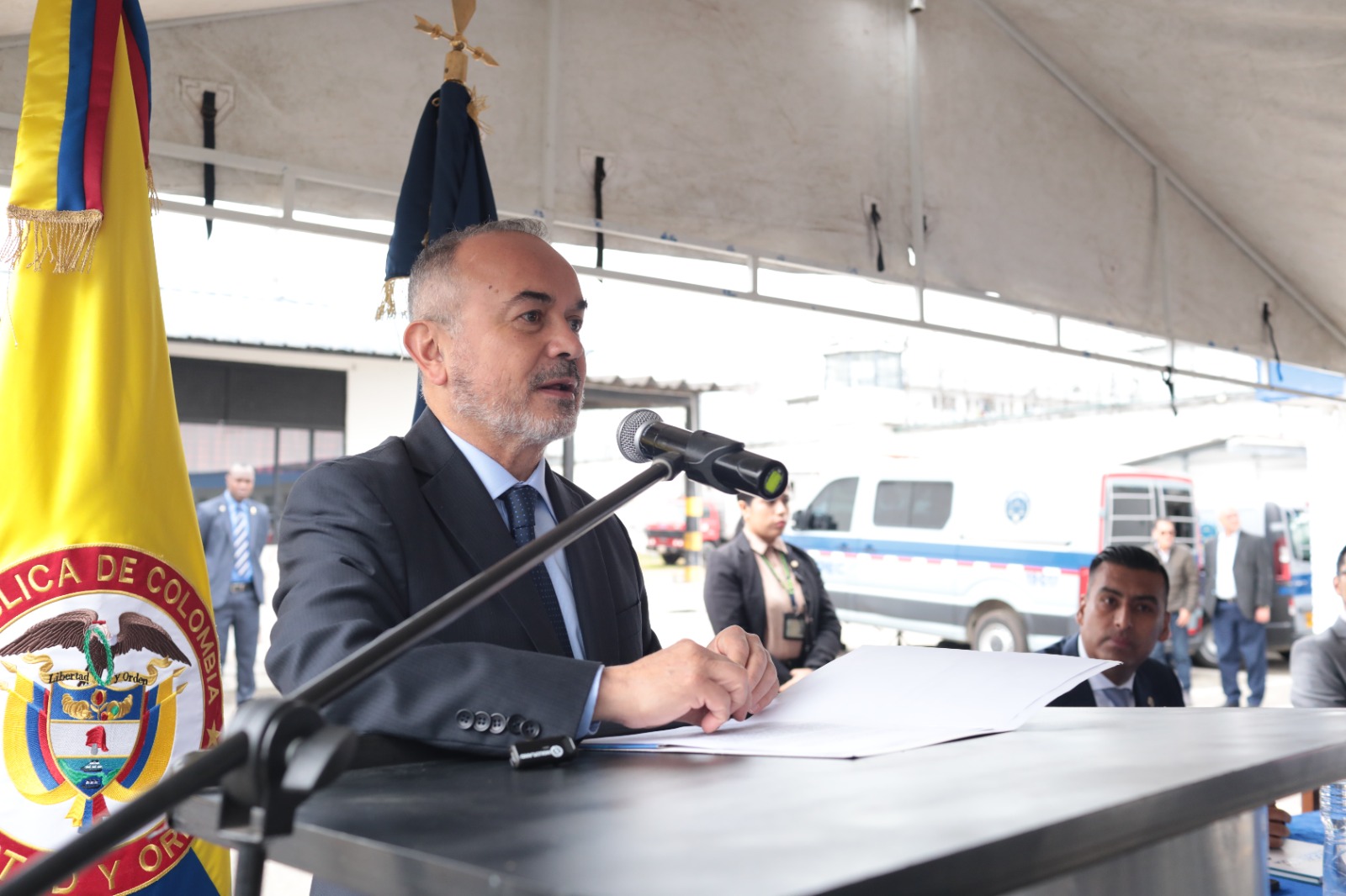 Kamu Gücü, seçim gününün başında seçim materyallerine yönelik yakalama, el koyma ve saldırıları rapor ediyor