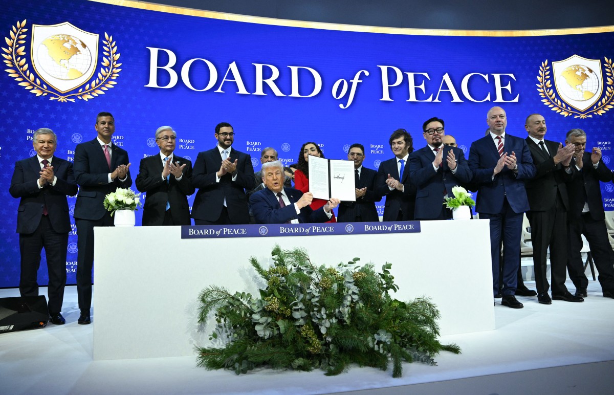 Firma de la carta fundacional en la reunión de la Junta de la Paz durante el Foro de Davos, enero 2026 / Donald Trump