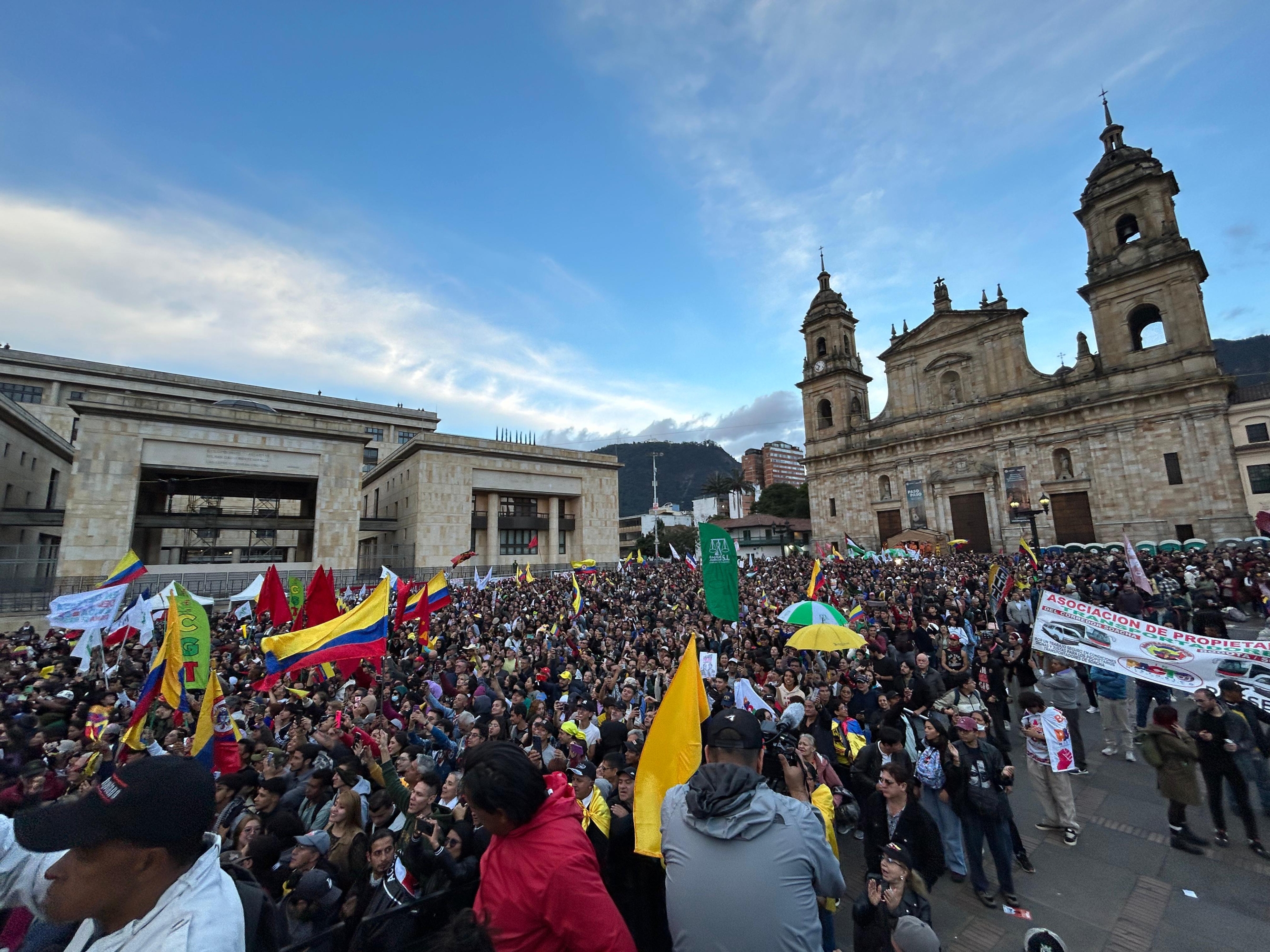 Manifestación de ciudadanos en la plaza de Bolívar