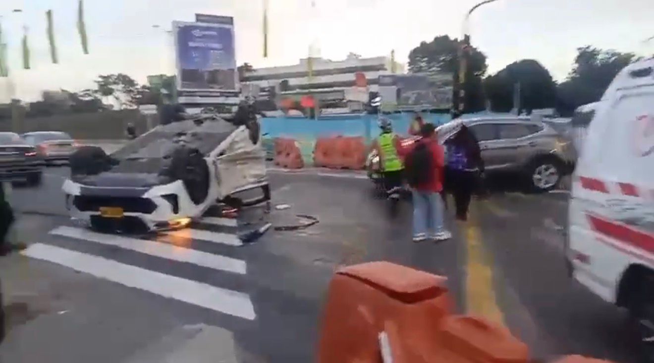 Volcamiento de automóvil en la calle 100 con carrera 53.