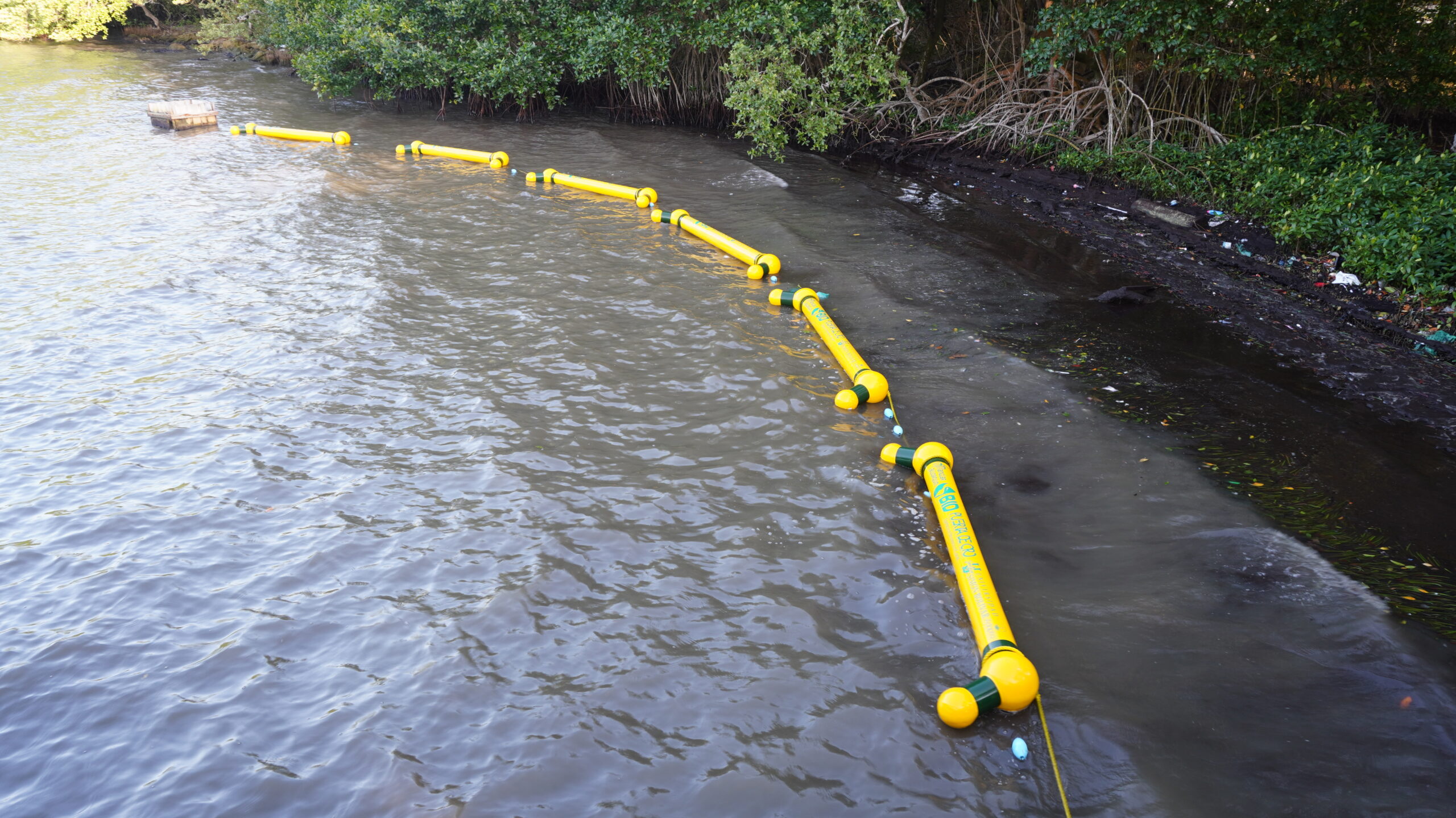 Retenedores flotantes instalados en el canal de Mallorquín, diseñados para interceptar residuos sólidos y evitar que lleguen al río Magdalena.