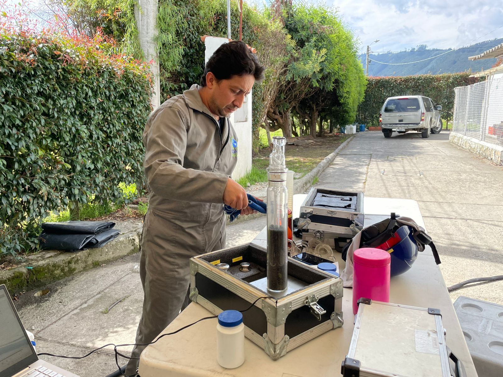Profesionales de la CAR verifican monitoreos y variables técnicas durante auditorías a hornos crematorios.