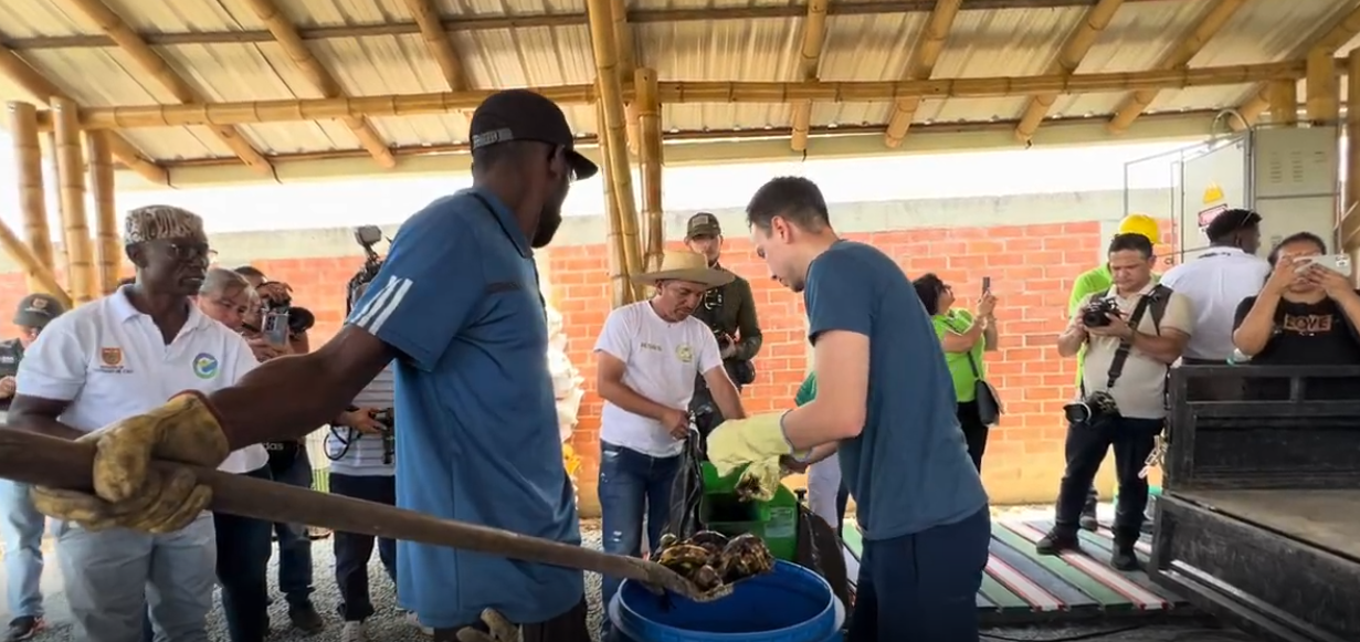 Cooperación suiza y Alcaldía de Cali entregan la primera planta comunitaria de aprovechamiento de residuos en el Oriente