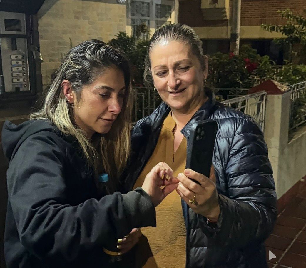 Diana Ospina en el momento que se reencuentra con su familia.