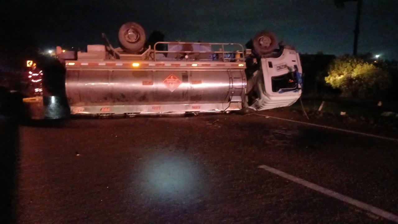 Volcamiento de carrotanque obligó al cierre de la variante Cajicá-Zipaquirá.