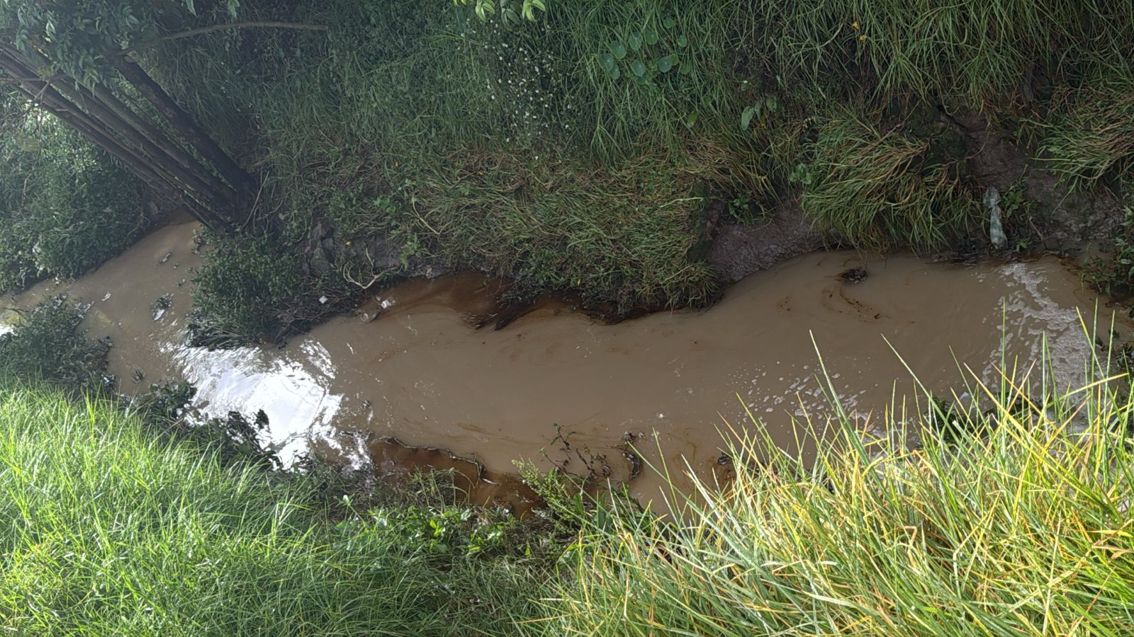 Derrame de combustible en afluente del río Bogotá