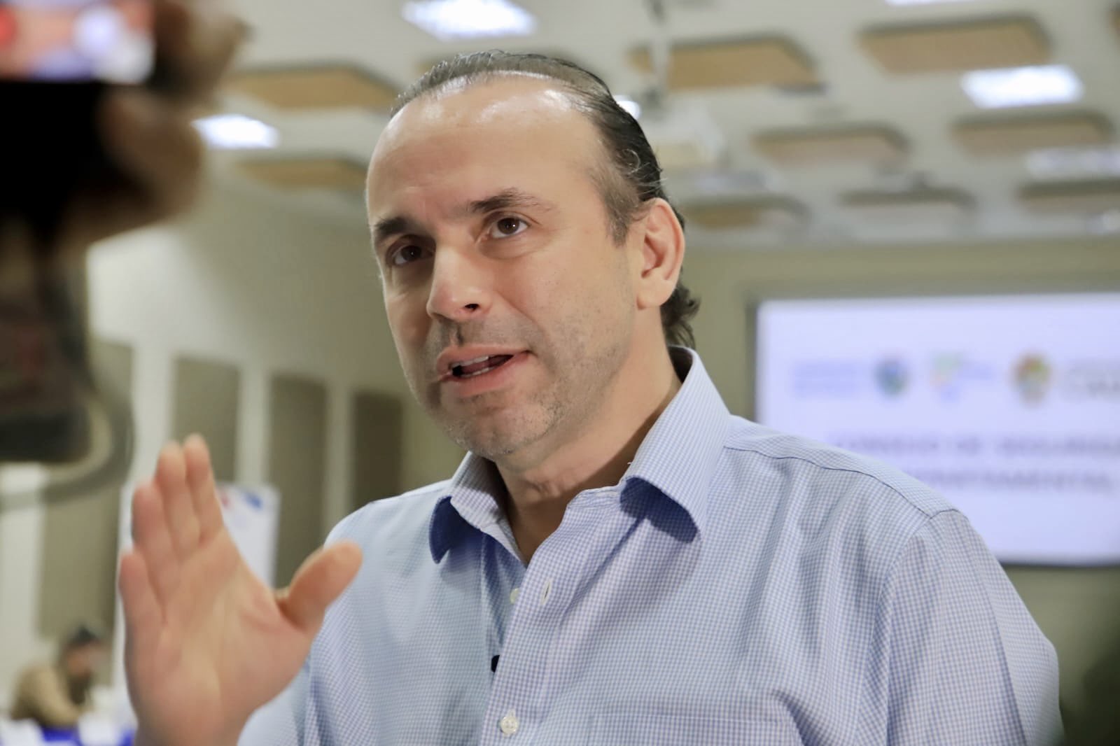 El alcalde de Cali, Alejandro Eder, en consejo de seguridad entre Valle y Cauca.