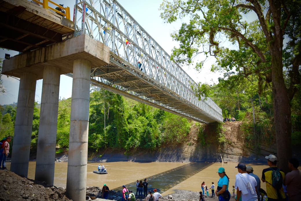 Puente en La Paz, sobre el río Quitará, Santander.