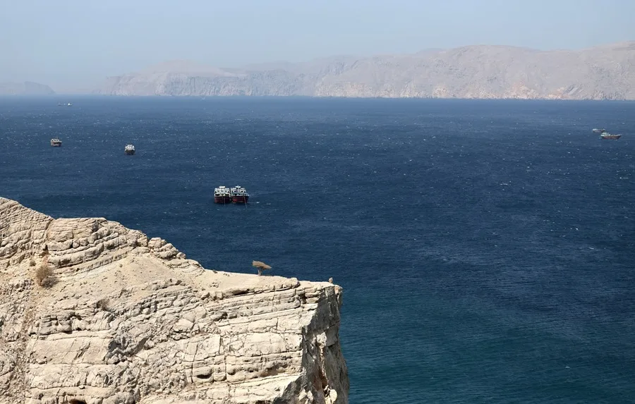 Buques en el estrecho de Ormuz vistos desde Jasab, Gobernación de Musandam, Omán, en una fotografía de archivo.